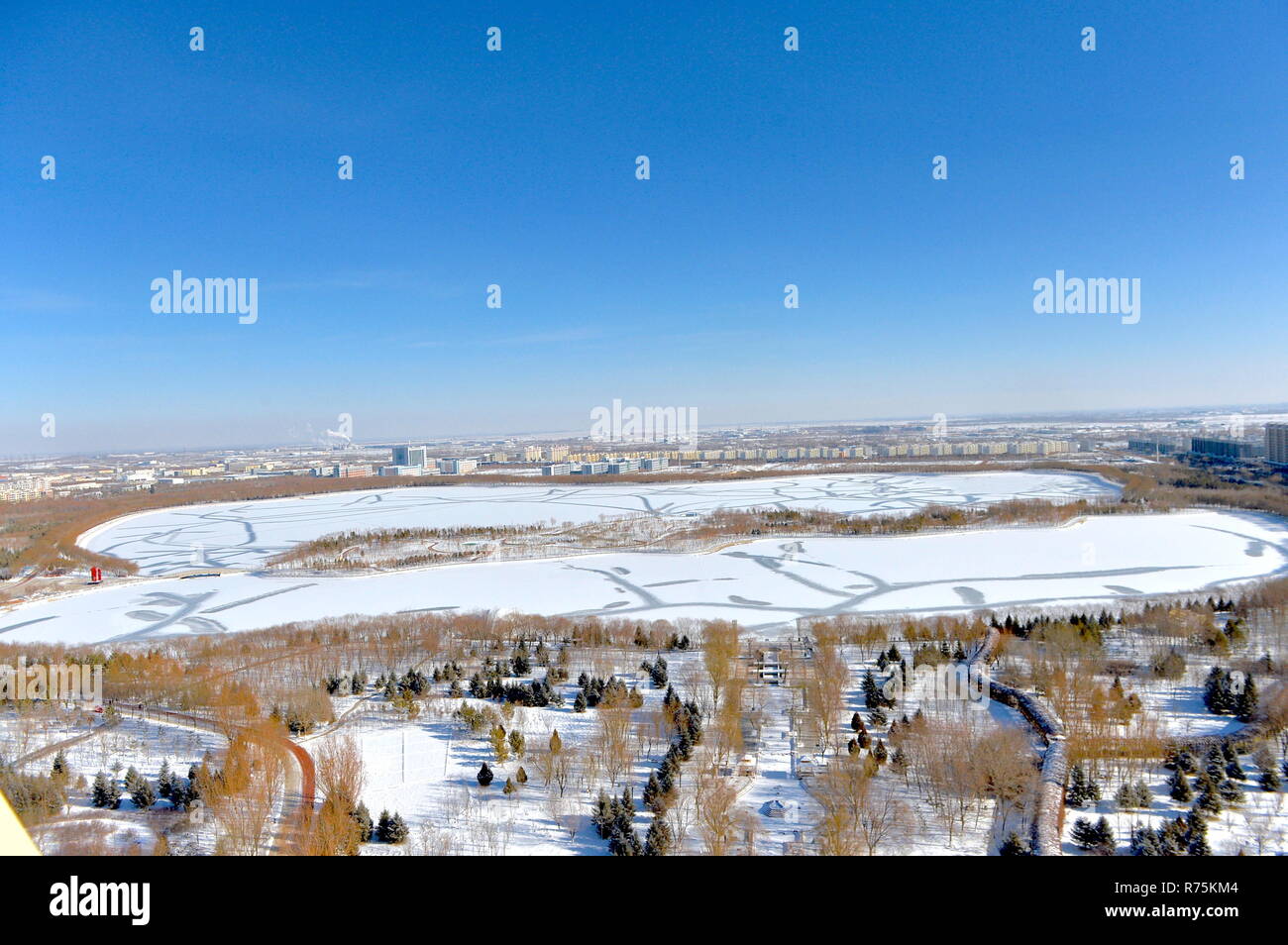 Jiayuguan, Gansu, Cina, 07 dicembre 2018. Neve a Donghu Lago Jiayuguan in città, a nord-ovest della Cina di Provincia di Gansu. Credito: Li Xiao/Xinhua/Alamy Live News Foto Stock