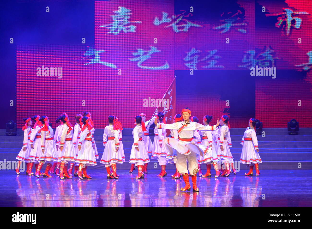 Jiayuguan, la Cina della provincia di Gansu. Il 7 dicembre, 2018. Ballerini eseguono in un gala per celebrare il quarantesimo anniversario della Cina di riforma e apertura nella città di Jiayuguan, a nord-ovest della Cina di Provincia di Gansu, 7 dicembre, 2018. Credito: Li Xiao/Xinhua/Alamy Live News Foto Stock