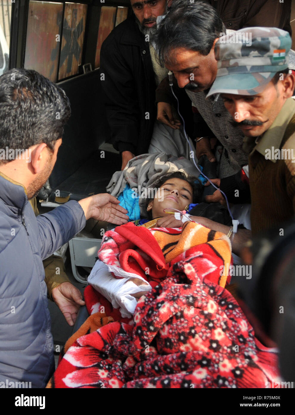 Srinagar, Indiano-controllato del Kashmir. L'8 dicembre, 2018. Trasferimenti di persone una ragazza ferita in ospedale dopo un incidente che ha avuto luogo a Plera in Mandi Tehsil del distretto di Poonch, circa 210 km a sud di Srinagar city, la capitale estiva di Indiano-Kashmir controllata, 8 dicembre, 2018. Almeno 11 persone sono state uccise e 19 altri feriti sabato dopo un autobus che porta loro skidded fuori una strada montagnosa e cadde in un burrone in indiano-Kashmir controllata. Credito: Stringer/Xinhua/Alamy Live News Foto Stock