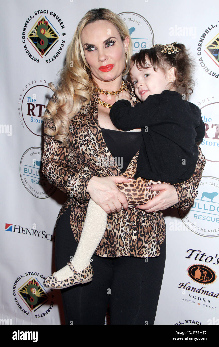 New York, NY, STATI UNITI D'AMERICA. 07Th Dec, 2018. Coco Austin e Chanel Nicole host midollo Bash per Fhe Bulldogs presso la NYU Rosenthal Pavilion Kimmel Center di New York. Dicembre 07, 2018 Credit: Rw/media/punzone Alamy Live News Foto Stock