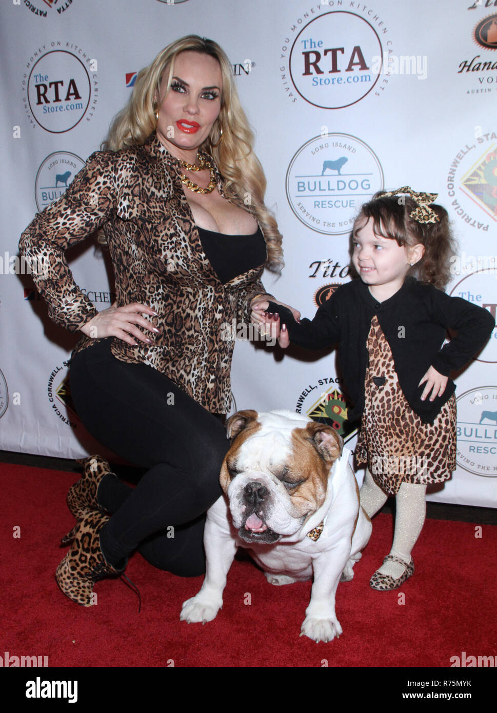 New York, NY, STATI UNITI D'AMERICA. 07Th Dec, 2018. Coco Austin, Maximus e Chanel Nicole host midollo Bash per Fhe Bulldogs presso la NYU Rosenthal Pavilion Kimmel Center di New York. Dicembre 07, 2018 Credit: Rw/media/punzone Alamy Live News Foto Stock