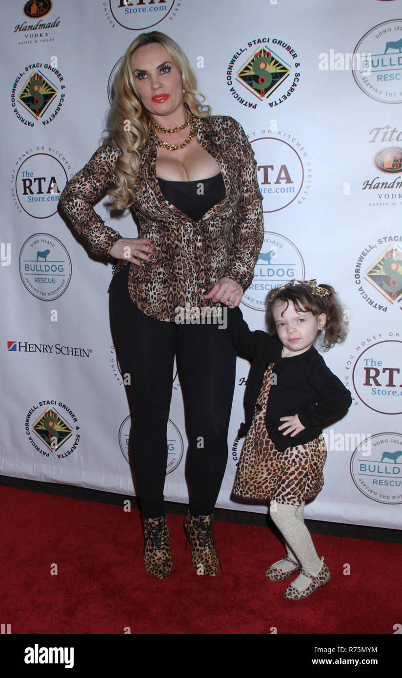 New York, NY, STATI UNITI D'AMERICA. 07Th Dec, 2018. Coco Austin e Chanel Nicole host midollo Bash per Fhe Bulldogs presso la NYU Rosenthal Pavilion Kimmel Center di New York. Dicembre 07, 2018 Credit: Rw/media/punzone Alamy Live News Foto Stock