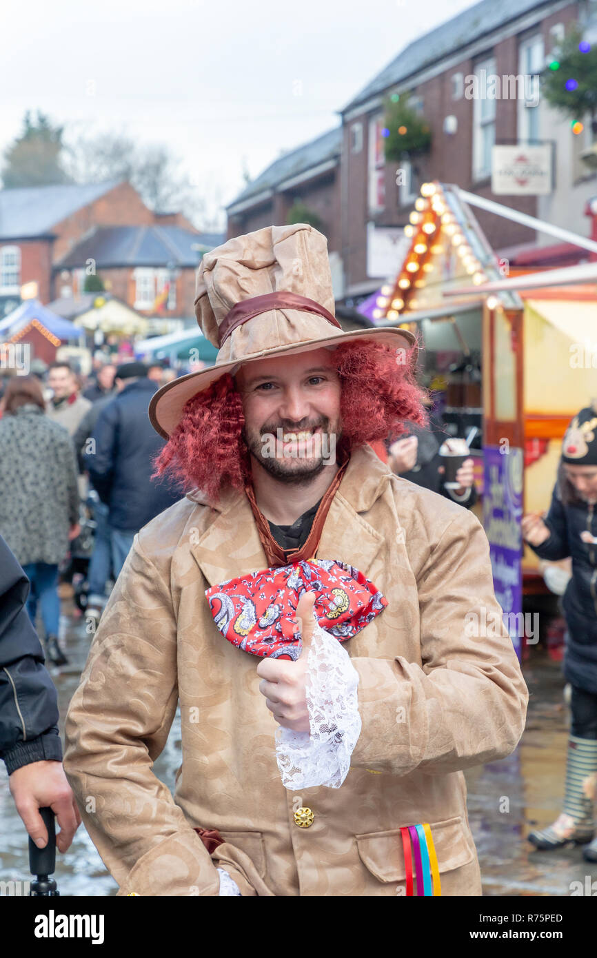 Lymm, Cheshire, Regno Unito. 8 dicembre 2018. L annuale Lymm Dickensian Festival ha avuto luogo a Lymm, Cheshire, Inghilterra, Regno Unito. La manifestazione ha avuto luogo per oltre un quarto di secolo nel villaggio di Lymm. Ogni anno la comunità di Lymm viene fornito insieme con il supporto di The Lymm consiglio parrocchiale per prendere il villaggio indietro nel tempo di un'epoca diversa, quando Dickens era vivo e dove si potrebbe vedere Ebenezer Scrooge passeggiando per le strade. Credito: John Hopkins/Alamy Live News Foto Stock