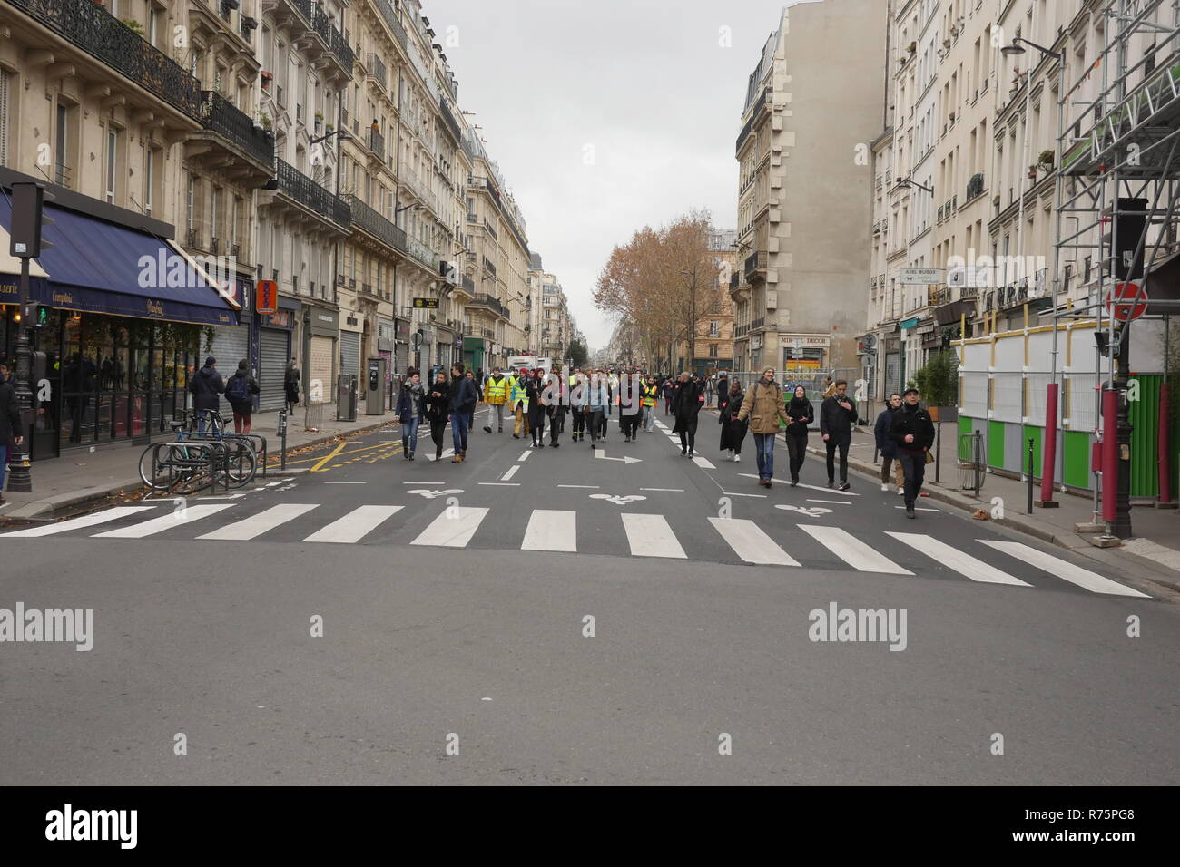 Parigi, Francia. 8 dicembre 2018.Il gilet jauans protesta a Parigi. Immagini che mostrano alcune delle strade. Credito: Stuart Carroll/Alamy Live News Foto Stock