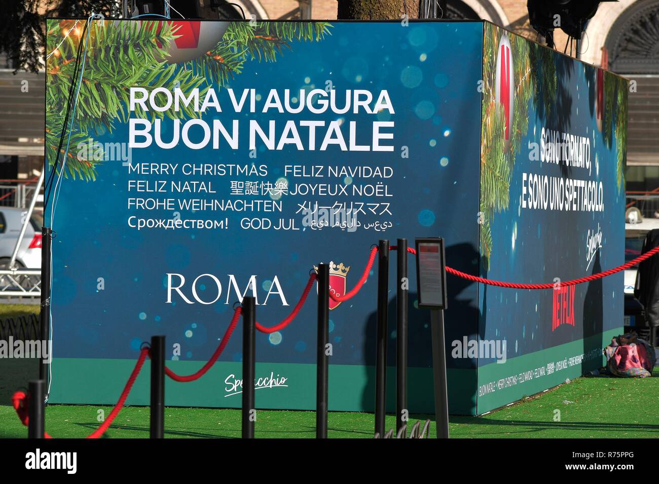 Foto LaPresse - Daniele Leone08/12/18 Roma ITA Cronaca Roma. Piazza Venezia, albero di Natale, Spelacchio pronto per l&#x2019;inaugurazione Nella foto: Spelacchio pronto per questa sera, svelate le scritte di auguri alla base dell&#x2019;albero, Onu maxi schermo &#xe8; una slitta di Babbo Natale per selfie tariffa Foto Stock