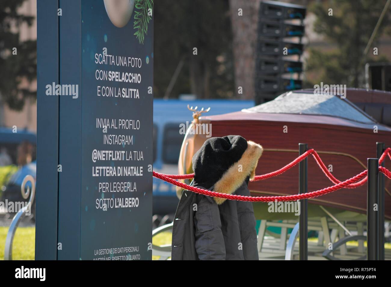 Foto LaPresse - Daniele Leone08/12/18 Roma ITA Cronaca Roma. Piazza Venezia, albero di Natale, Spelacchio pronto per l&#x2019;inaugurazione Nella foto: Spelacchio pronto per questa sera, svelate le scritte di auguri alla base dell&#x2019;albero, Onu maxi schermo &#xe8; una slitta di Babbo Natale per selfie tariffa Foto Stock