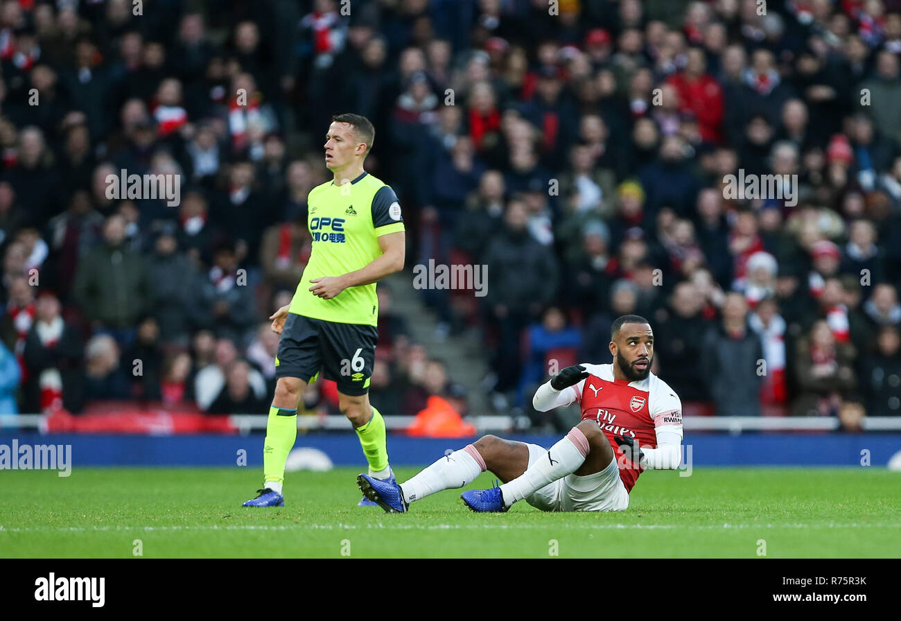 Londra, Regno Unito. 8 dicembre 2018. Alexandre Lacazette dell Arsenale è imbrattata di Jonathan Hogg di Huddersfield Town durante il match di Premier League tra Arsenal e Huddersfield Town all'Emirates Stadium solo uso editoriale, è richiesta una licenza per uso commerciale. Nessun uso in scommesse, giochi o un singolo giocatore/club/league pubblicazioni.Credit: Immagini di PHC/Alamy Live News Foto Stock