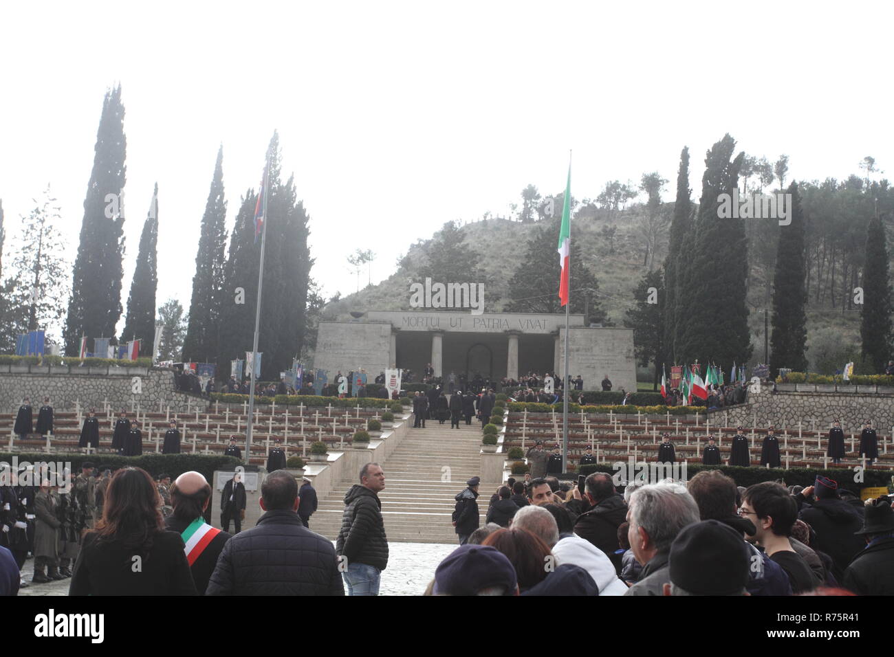 Mignano Monte Lungo, Italia. 8 Dicembre 2018: Il Presidente della Repubblica Italiana Sergio Mattarella celebra il settantacinquesimo anniversario della battaglia di Montelungo Credito: antonio nardelli/Alamy Live News Foto Stock