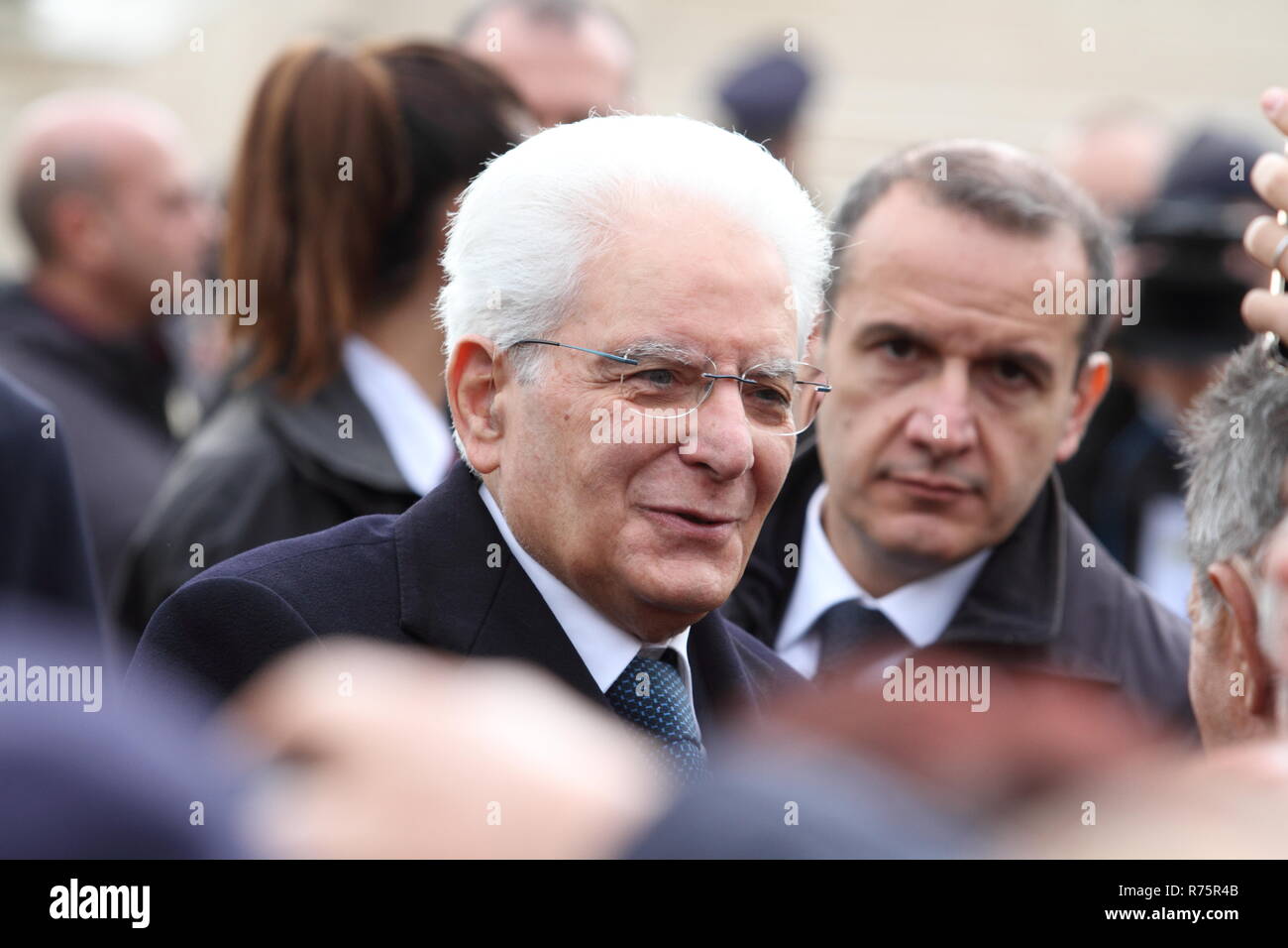 Mignano Monte Lungo, Italia. 8 Dicembre 2018: Il Presidente della Repubblica Italiana Sergio Mattarella celebra il settantacinquesimo anniversario della battaglia di Montelungo Credito: antonio nardelli/Alamy Live News Foto Stock