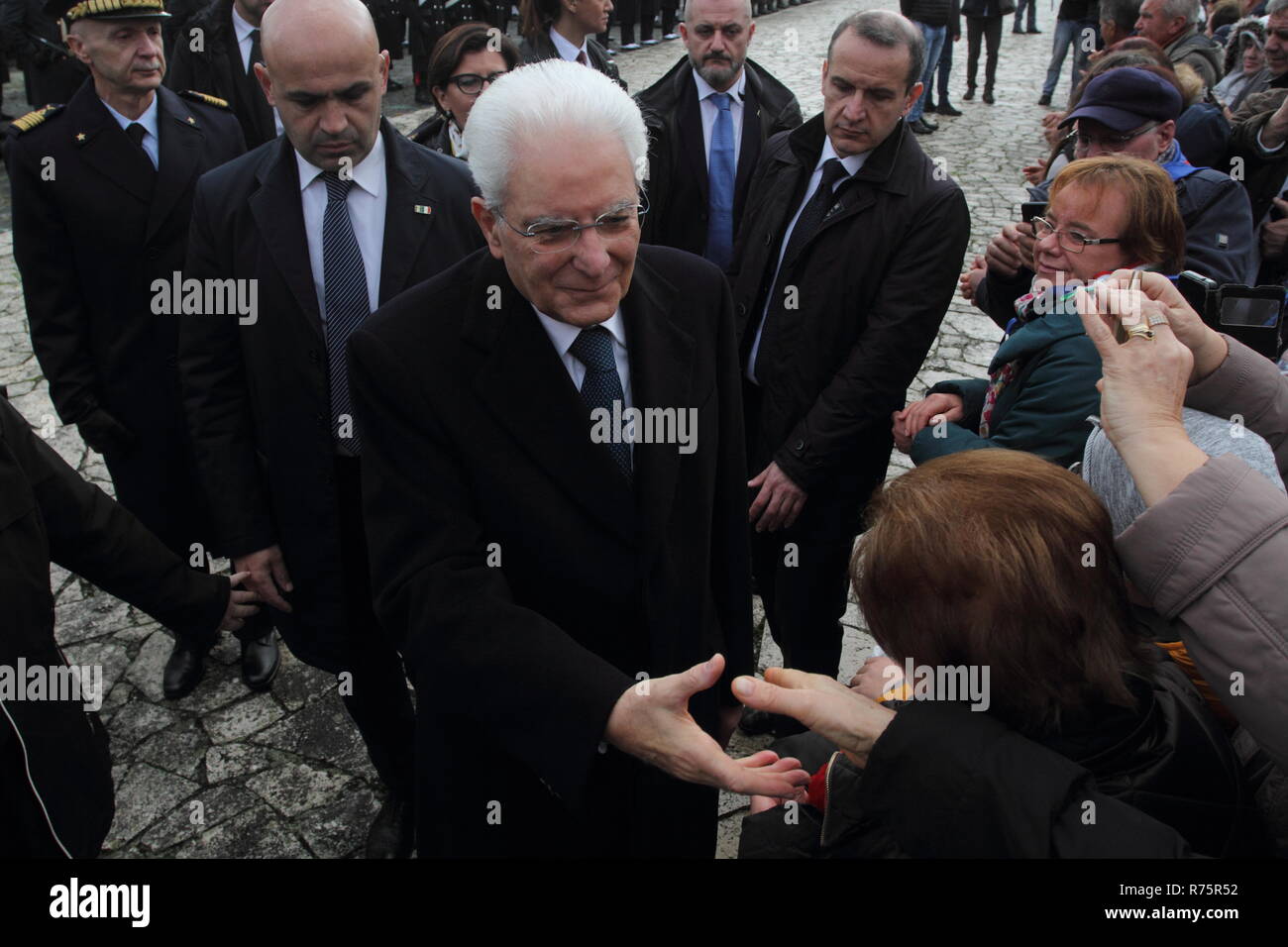 Mignano Monte Lungo, Italia. 8 Dicembre 2018: Il Presidente della Repubblica Italiana Sergio Mattarella celebra il settantacinquesimo anniversario della battaglia di Montelungo Credito: antonio nardelli/Alamy Live News Foto Stock