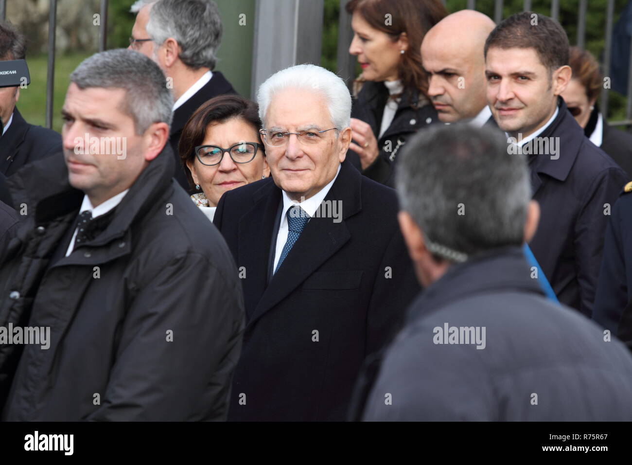 Mignano Monte Lungo, Italia. 8 Dicembre 2018: Il Presidente della Repubblica Italiana Sergio Mattarella celebra il settantacinquesimo anniversario della battaglia di Montelungo Credito: antonio nardelli/Alamy Live News Foto Stock