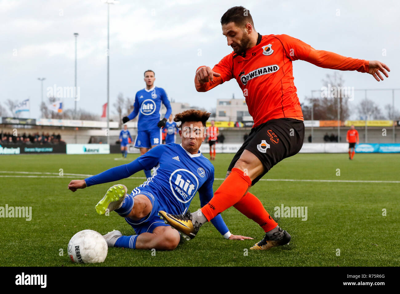 KATWIJK , 08-12-2018 , Sportpark de Krom , olandese , calcio Tweede divisie , Stagione 2018 / 2019. (L-R) Jong Almere City player Ruggero Mannes e Katwijk player Norair Aslanjan Mamedov durante il match Katwijk vs Jong Almere City Foto Stock