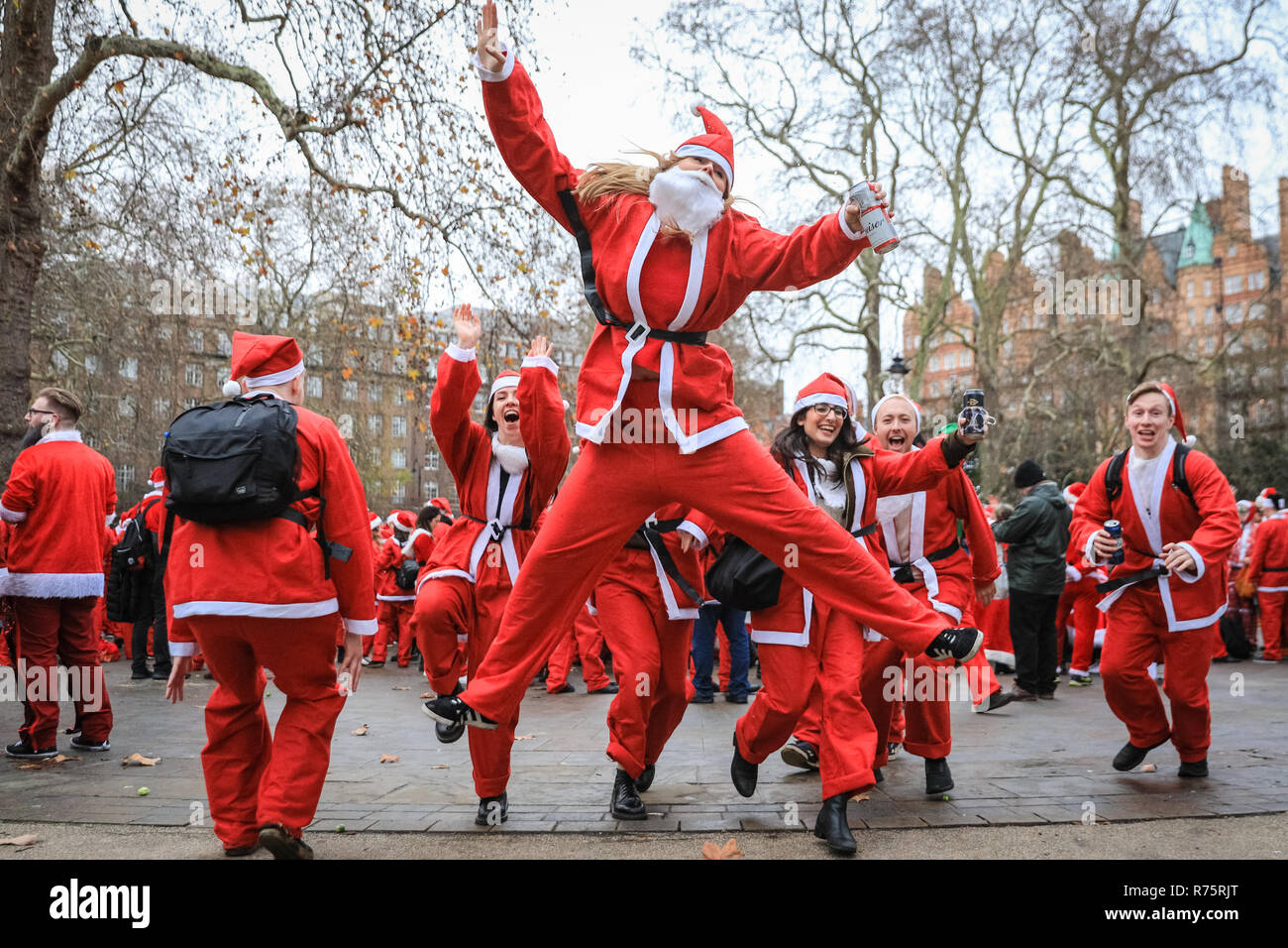 Londra, UK, 8 Dic 2018. Jumping Babbo Natale. Babbo Natale e i suoi aiutanti avendo divertimento intorno la stazione di Euston e Bloomsbury Square. L annuale London Santacon, vede ancora una volta migliaia di partecipanti in Santa costumi assemblare in diversi luoghi a Londra, allora l'impostazione off su diversi percorsi circa i punti di riferimento della capitale prima finalmente la convocazione nel centro di Londra. Quest'anno, Santacon supporta la base a Londra la carità di Natale per i bambini. Credito: Imageplotter News e sport/Alamy Live News Foto Stock