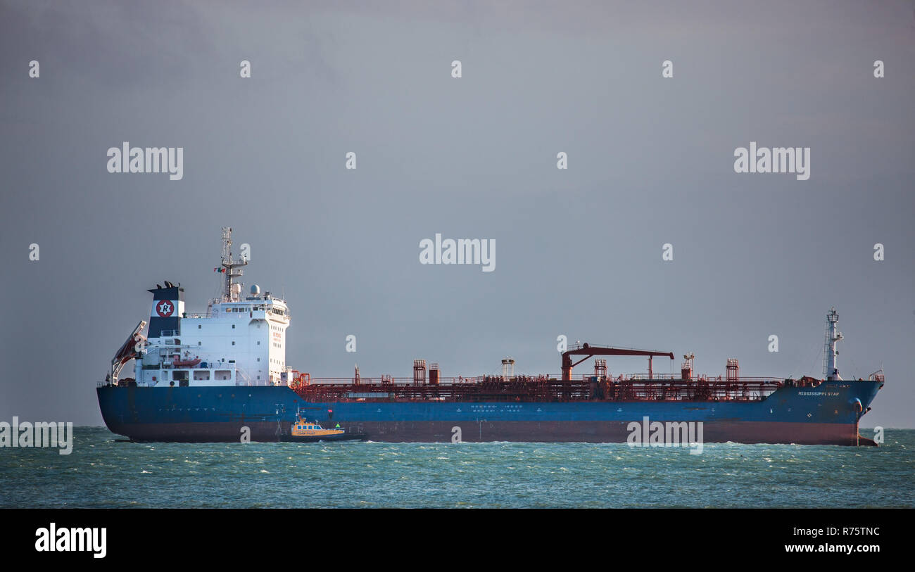 Myrtleville, Cork, Irlanda. Il giorno 08 dicembre, 2018. Un porto di Cork schede pilota petroliera Mississippi stella che è legato per la Whitegate raffineria di petrolio al largo di Myrtleville, Co. Cork, Irlanda. Credito: David Creedon/Alamy Live News Foto Stock