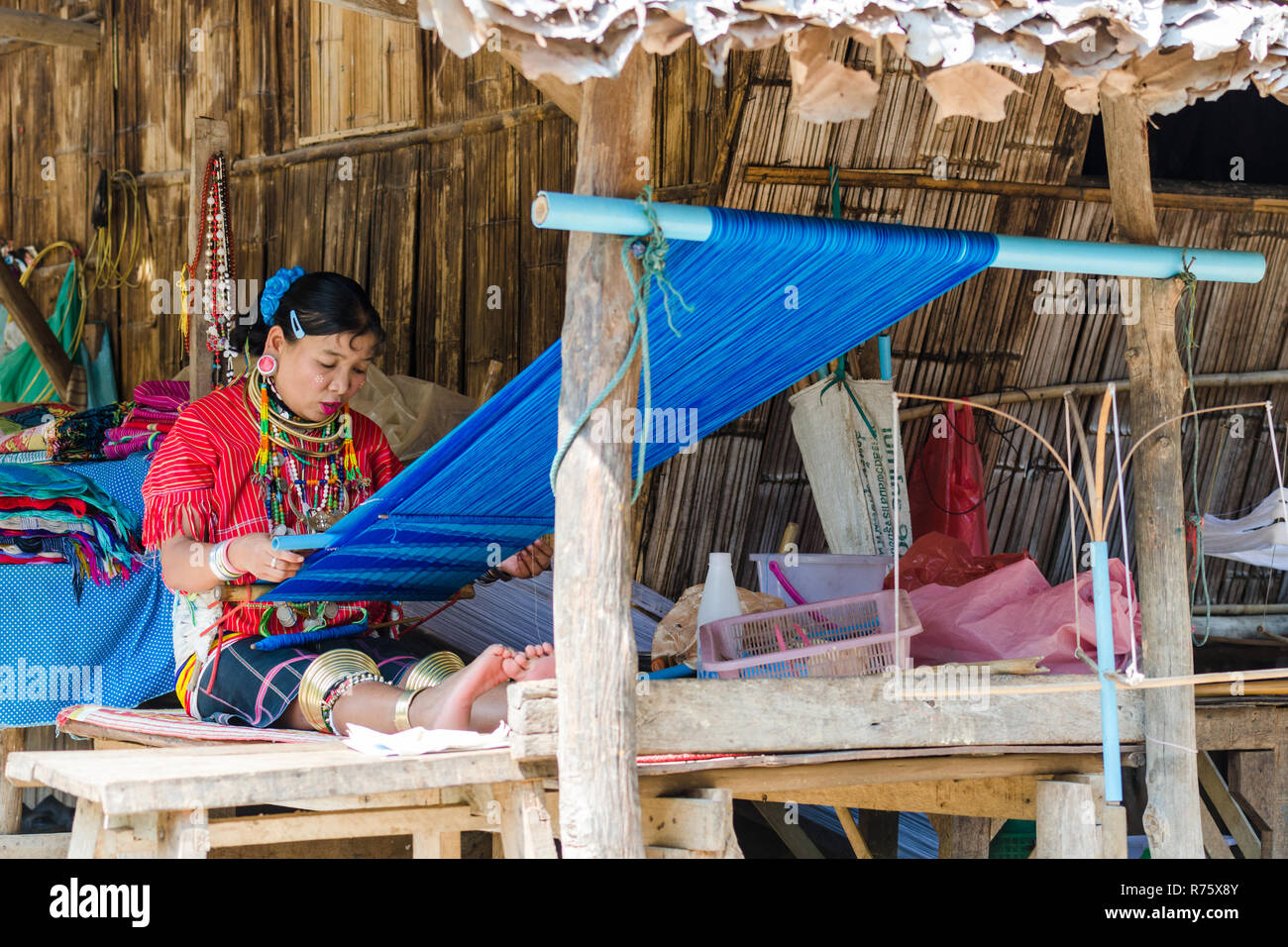 Kayaw donna tessitura su un telaio orizzontale, Baan Tong Luang, Thailandia Foto Stock