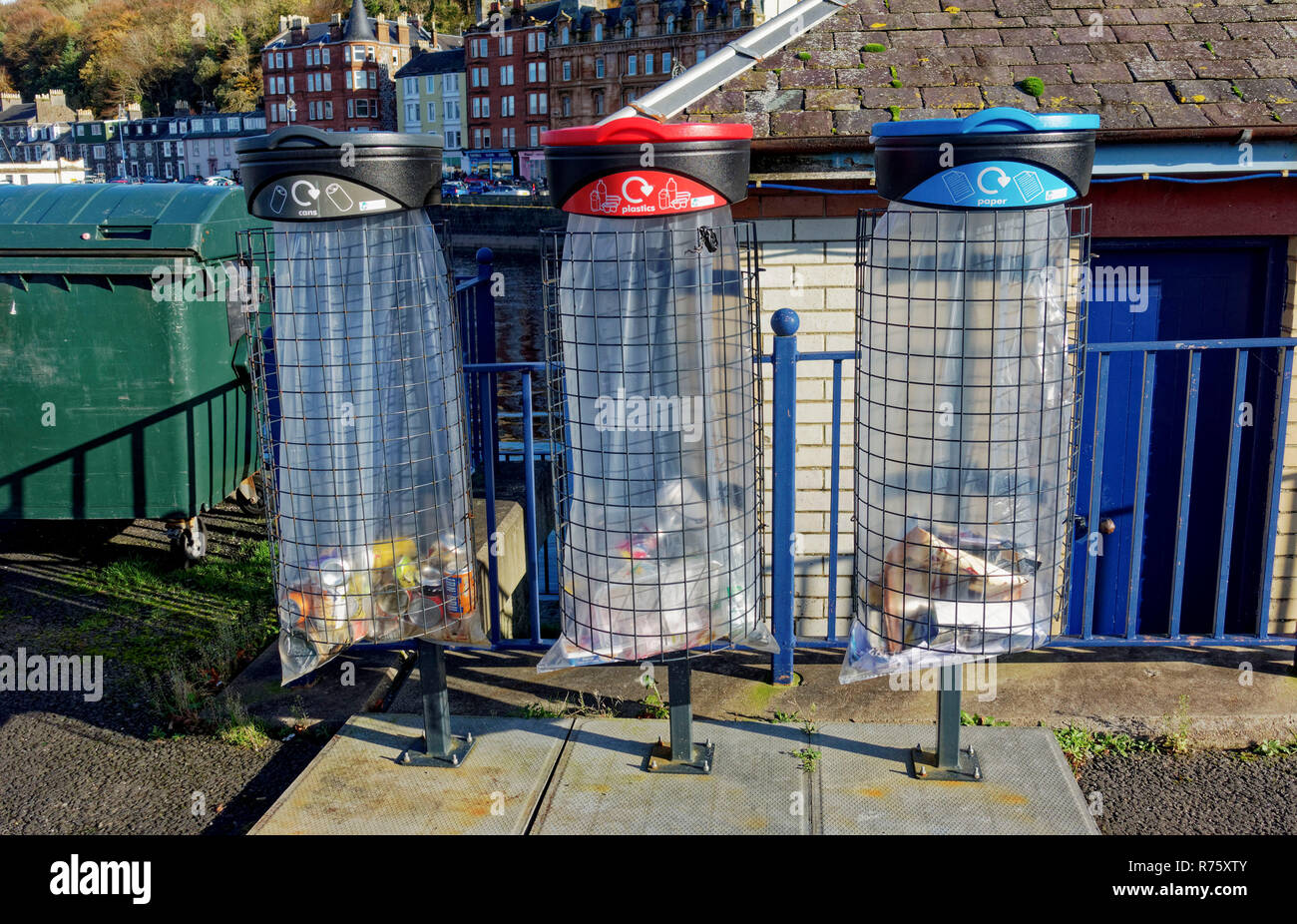 Pubblica il riciclaggio dei rifiuti cassonetti fuori dal terminal dei traghetti in Rothesay, Isle of Bute, Scotland, Regno Unito Foto Stock