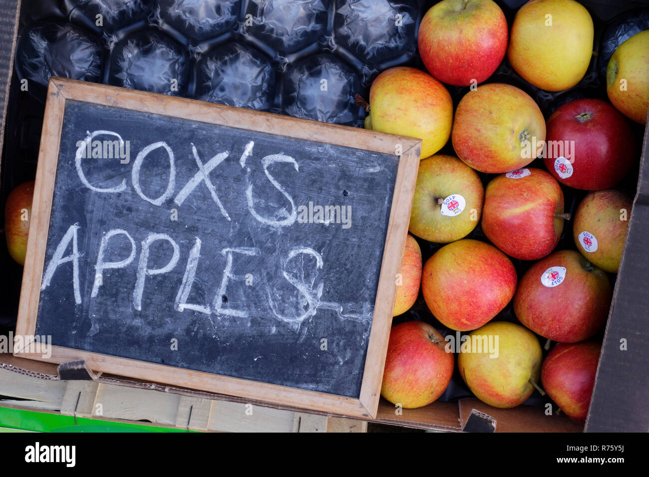 Scatola di Cox's mele al di fuori del negozio di frutta. Foto Stock