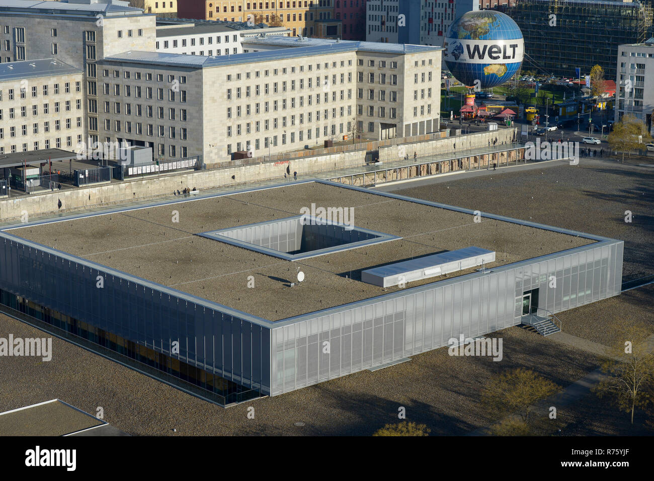 Germania, città capitale Berlino, Museo Topograhie des terrori, museo topografia del terrore documentating terrore nazista da 1933-1945, costruita sul luogo della ex sede della Gestapo, la famigerata polizia segreta del regime nazista, dietro la sezione del muro di Berlino e il ministero delle finanze tedesco, questo edificio è stato durante il tempo nazista la sede del Reichsluftfahrtministerium nazista e ministero dell'aviazione, anche visto un palloncino con pubblicità: Die Welt - Il mondo, un quotidiano tedesco Foto Stock