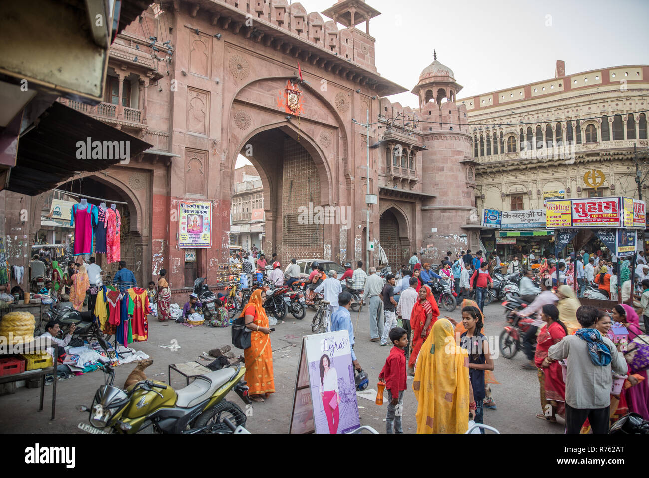 Folla di fronte a Kote Gate, Bikaner, Rajasthan, India Foto Stock