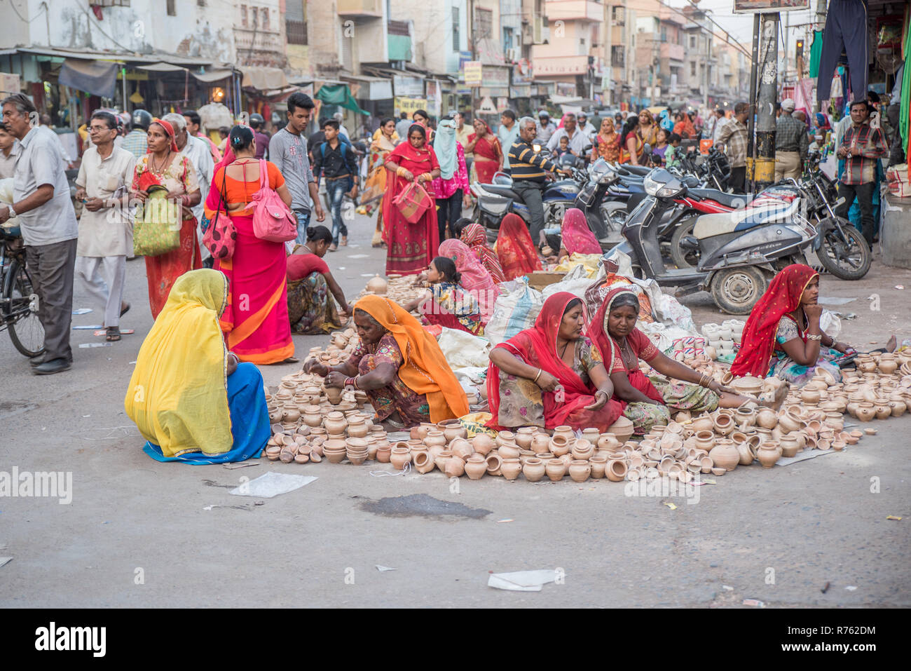Venditori di pentole sulle strade di Binaker, Rajasthan, India Foto Stock