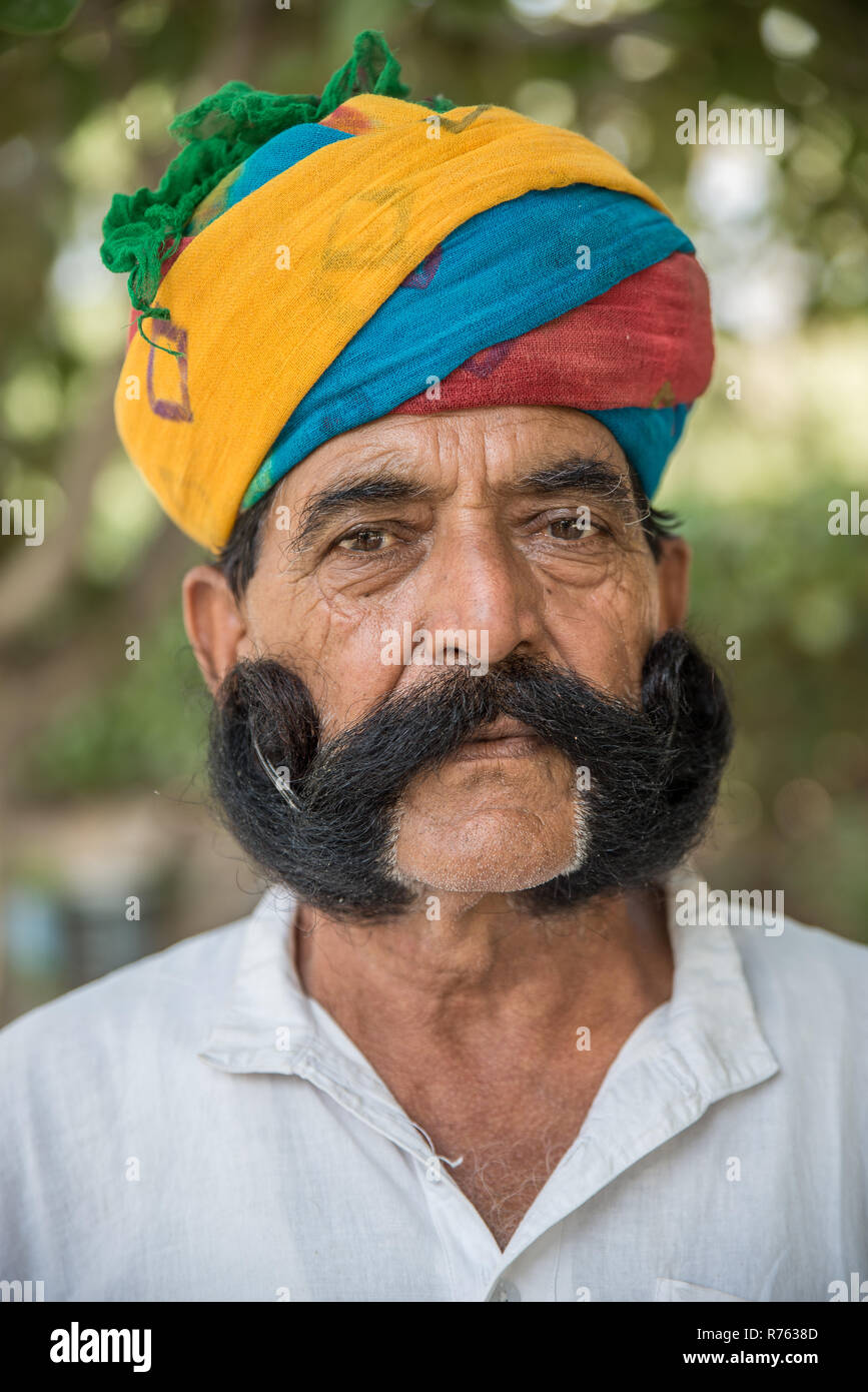 Indiano uomo con baffi gorgeous e turban colorato, Bikaner, Rajasthan, India Foto Stock