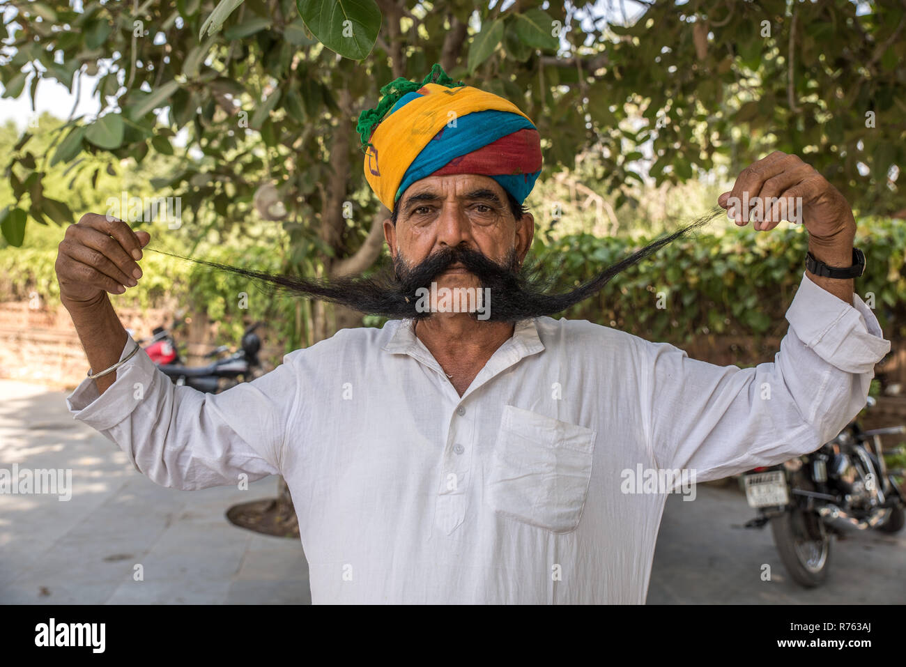 L'uomo indiano che mostra i baffi lunghi, Bikaner, Rajasthan, India Foto Stock