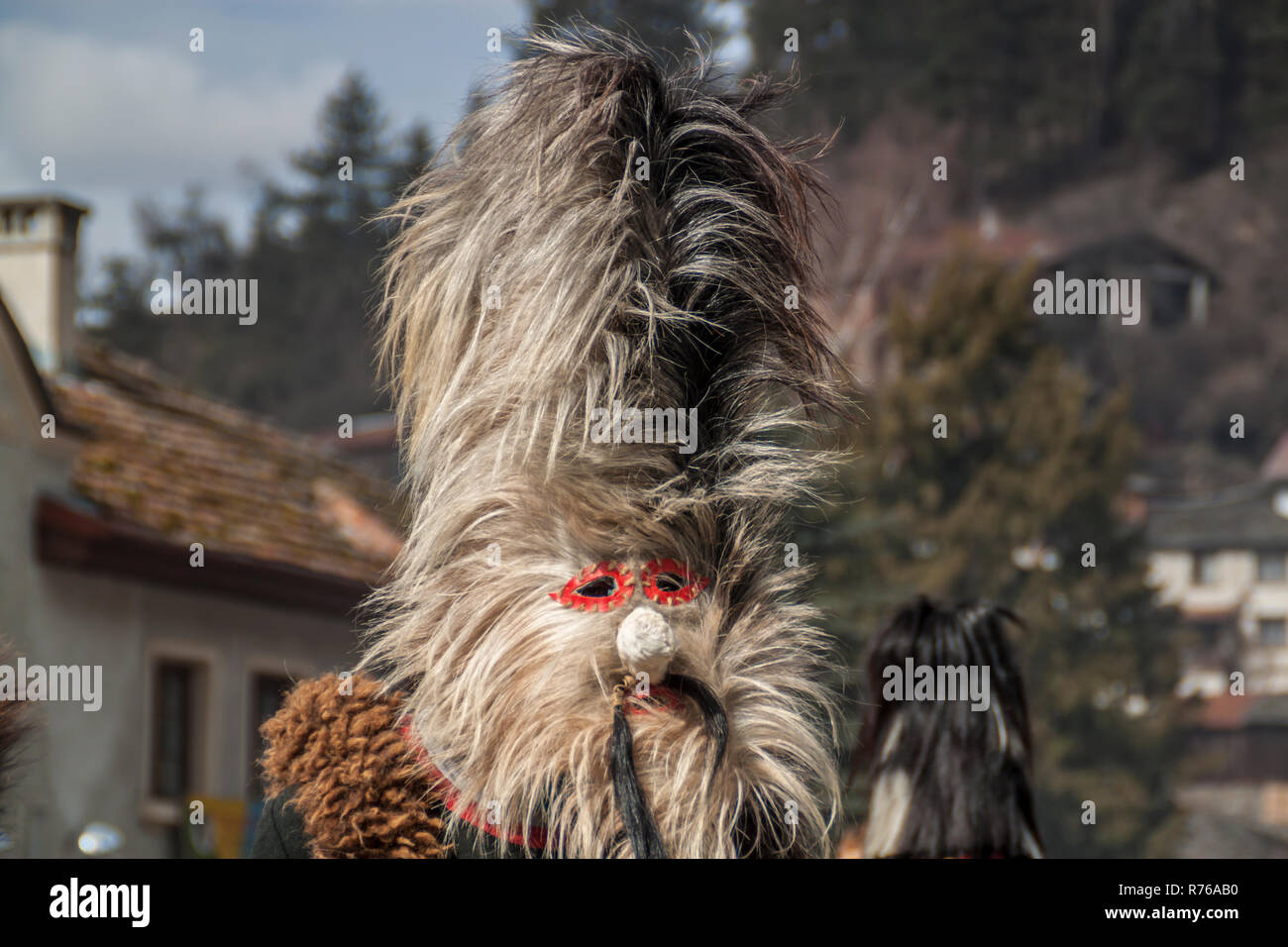 SHIROKA LAKA, Bulgaria - 01 Marzo 2015 - maschera Kukeri festival e giochi masquerade 01 marzo 2015. Il bulgaro di danze tradizionali e costumi chiamato Ku Foto Stock