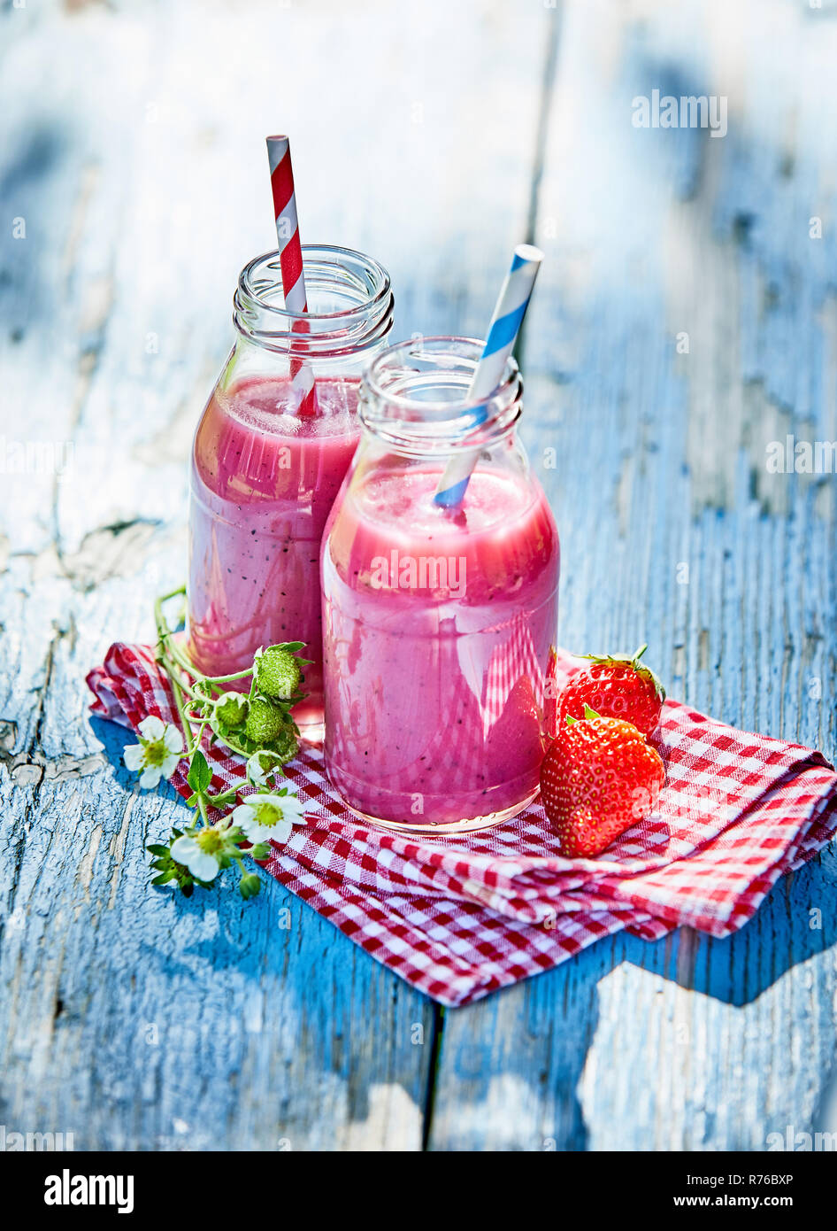 La vibrante strawberry smoothies picnic estivo tabella Foto Stock