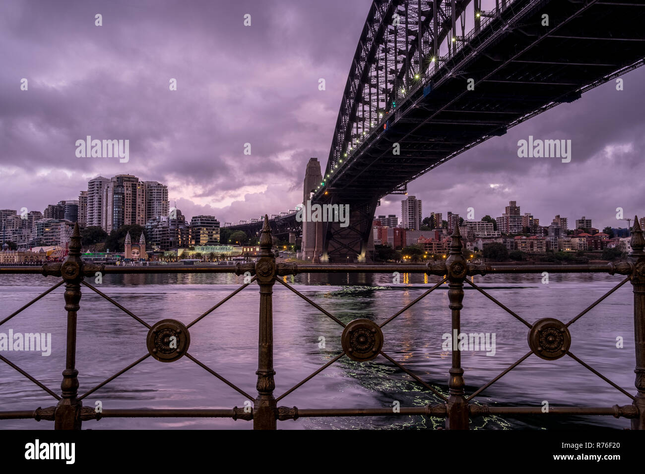 Il Ponte del Porto di Sydney e il Sydney Nord sotto le nuvole alba Foto Stock
