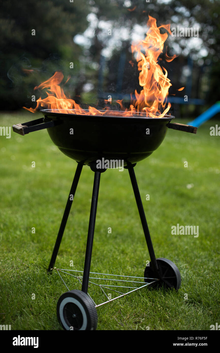 Barbecue Grill con fuoco sulla natura, all'aperto, vicino fino Foto Stock