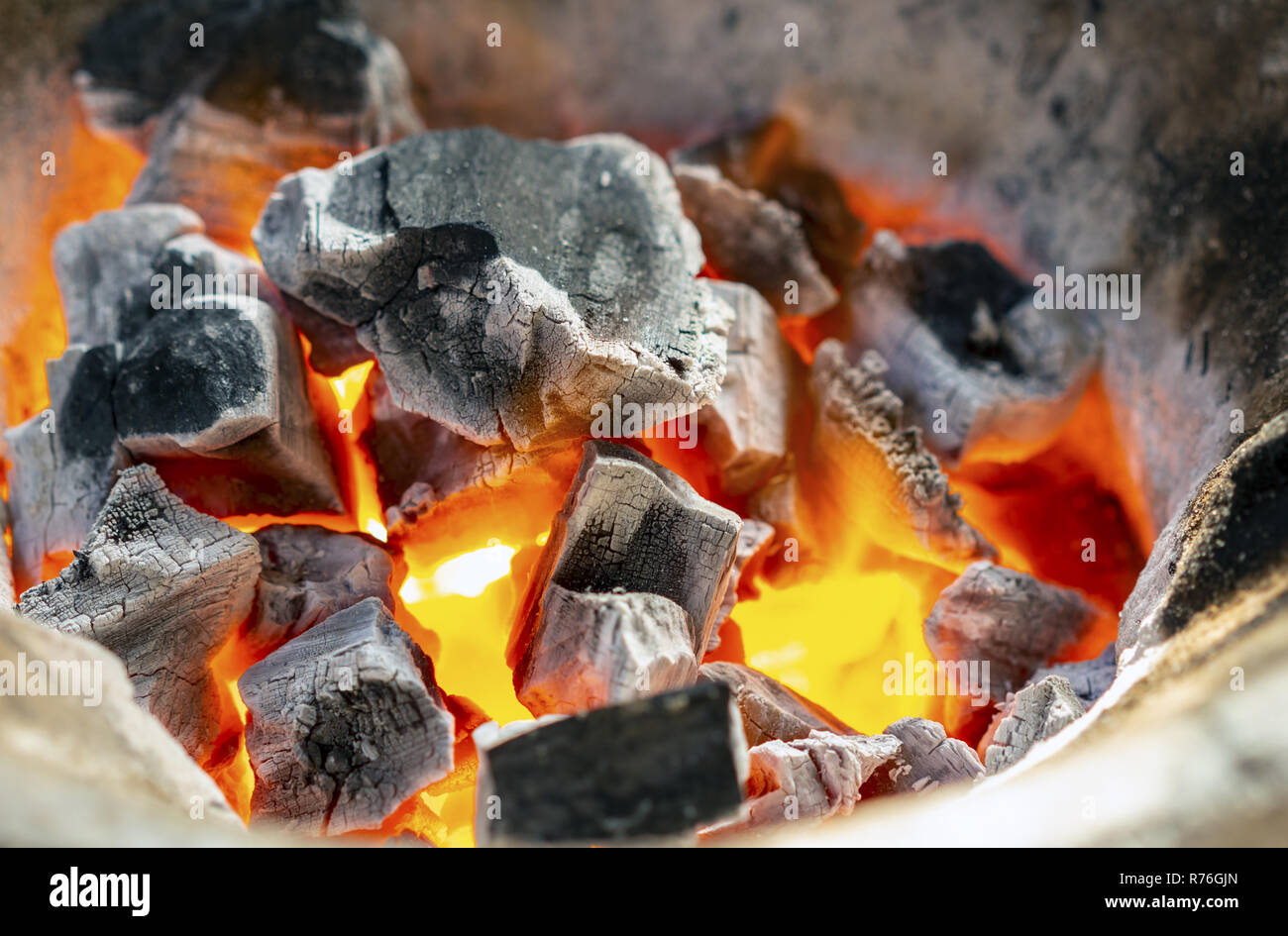 Leccare la fiamma dal fuoco di carbone di legna in thai stufa tradizionale con stick di pino Foto Stock