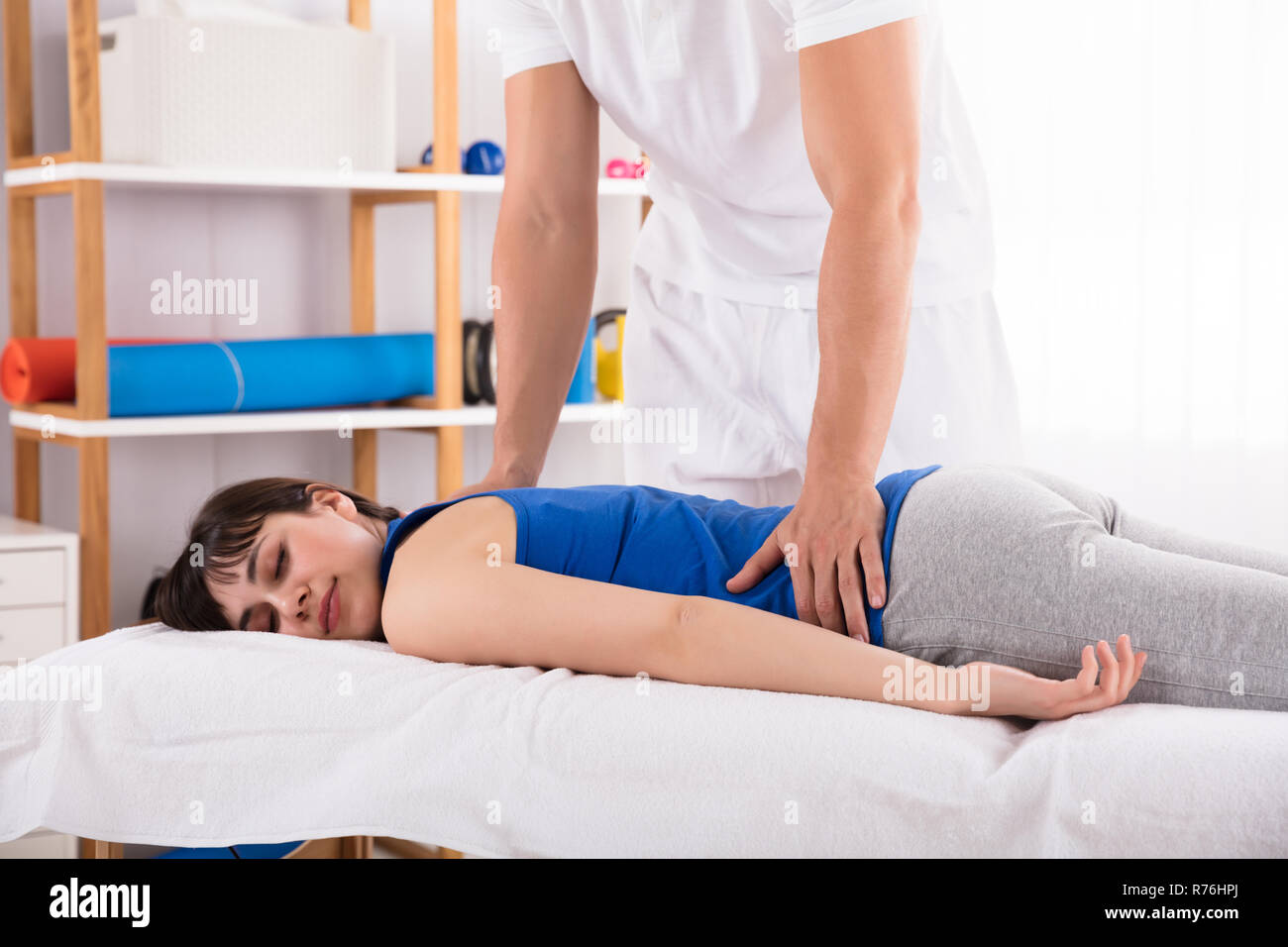 Fisioterapista dando massaggio alla schiena per donna Foto Stock