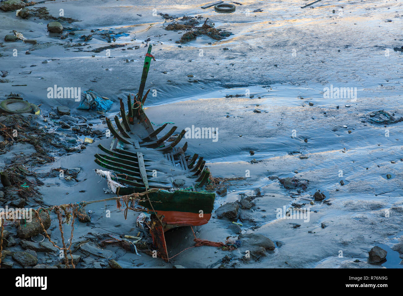 Le rovine di una barca da pesca nel porto di pesca di Safi, Marocco Foto Stock