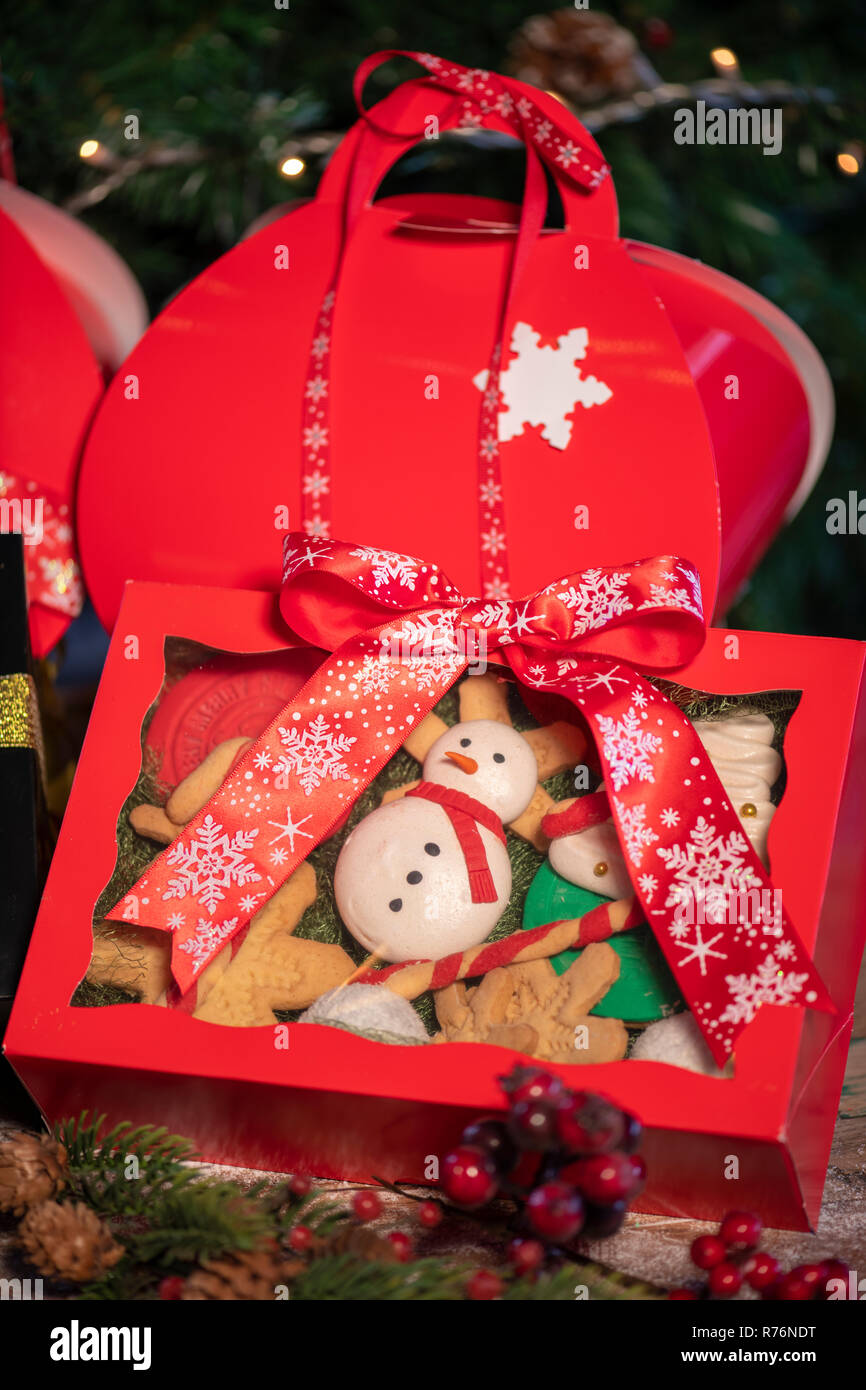 Confezioni Biscotti Di Natale.Vari Biscotti Di Natale Confezioni Regalo Con Albero Di Natale E Uno Sfondo Di Legno Foto Stock Alamy