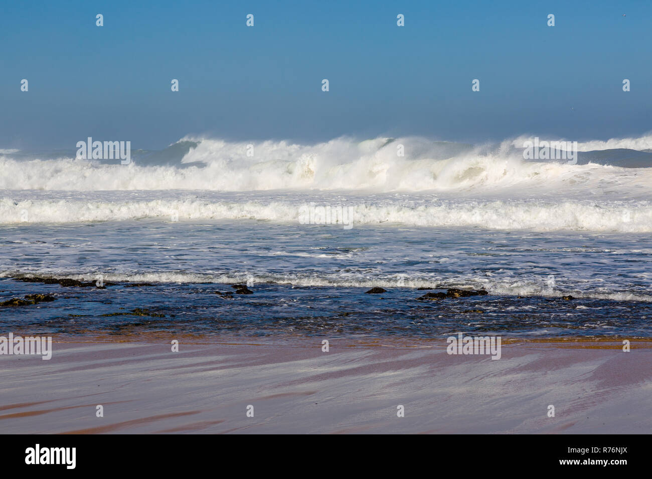 Onde di surf sulla riva del tempestoso Atlantico nei pressi di Safi, Marocco Foto Stock