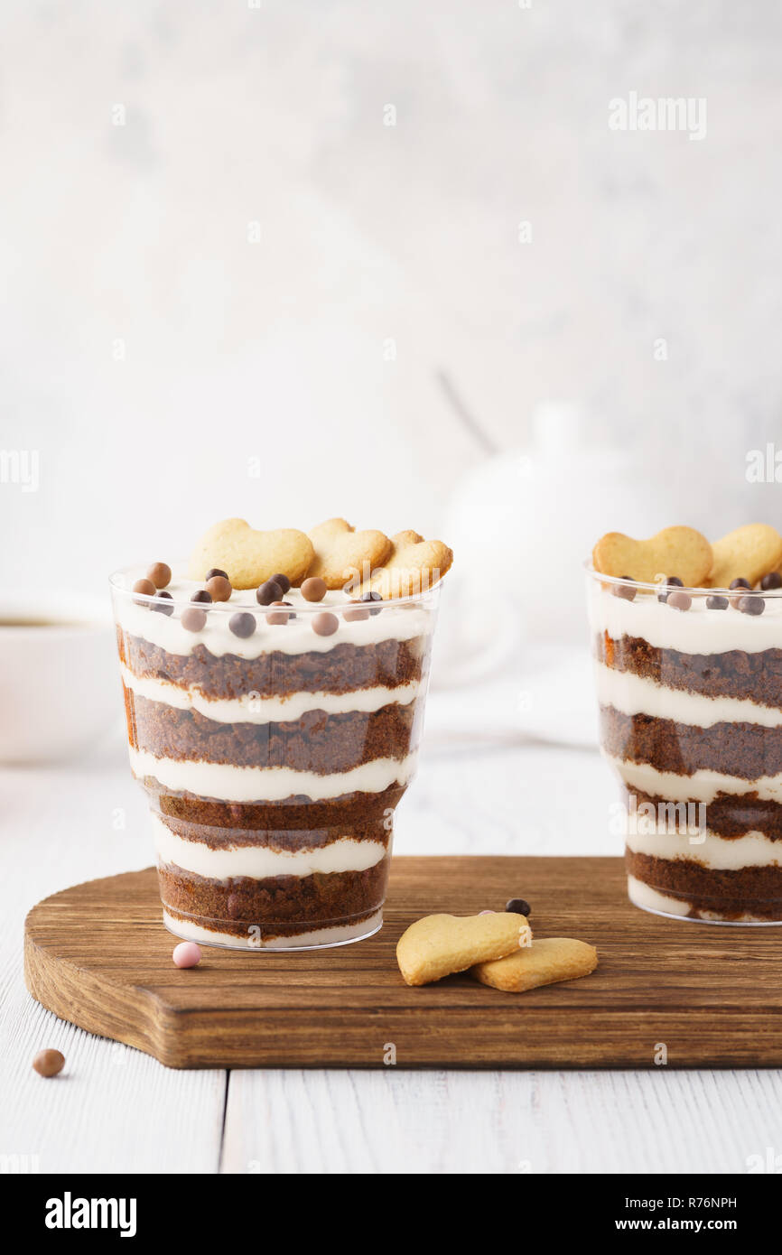 Singoli dessert in bicchieri, bavarese al cioccolato con il cuore. Foto Stock