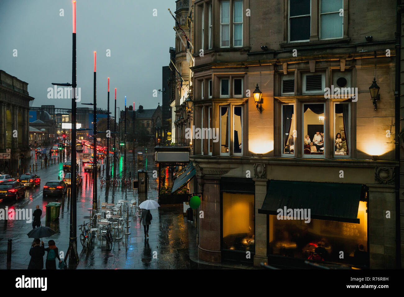 Lavorare fino a tardi per ottenere la riunione si è conclusa Foto Stock