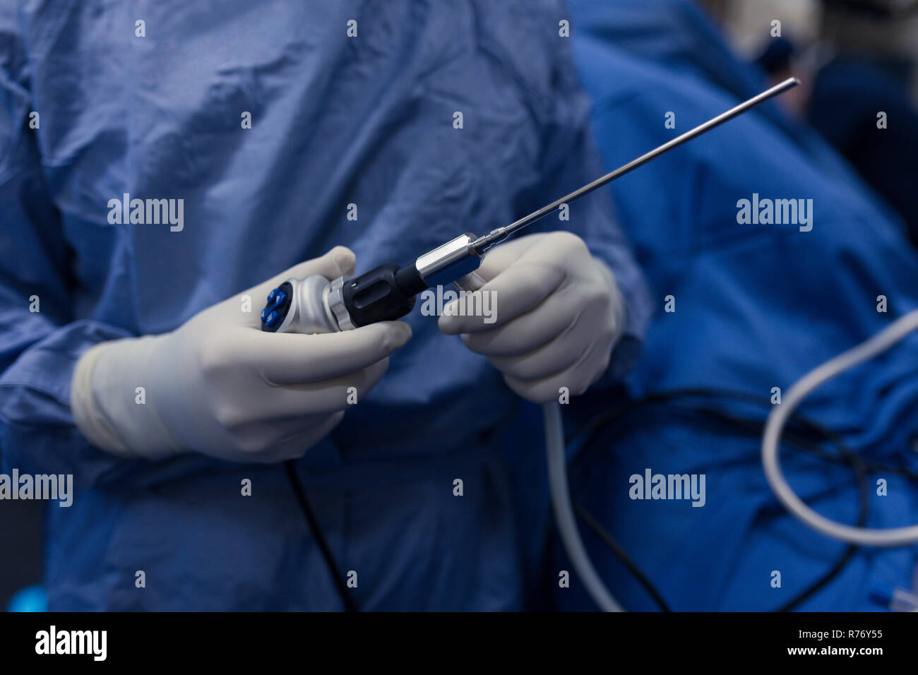 Chirurgo femmina holding strumento medico in ospedale Foto Stock