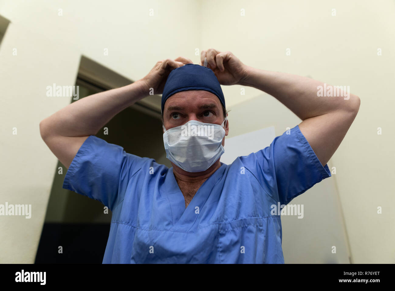 Chirurgo indossando mascherina chirurgica in ospedale Foto Stock