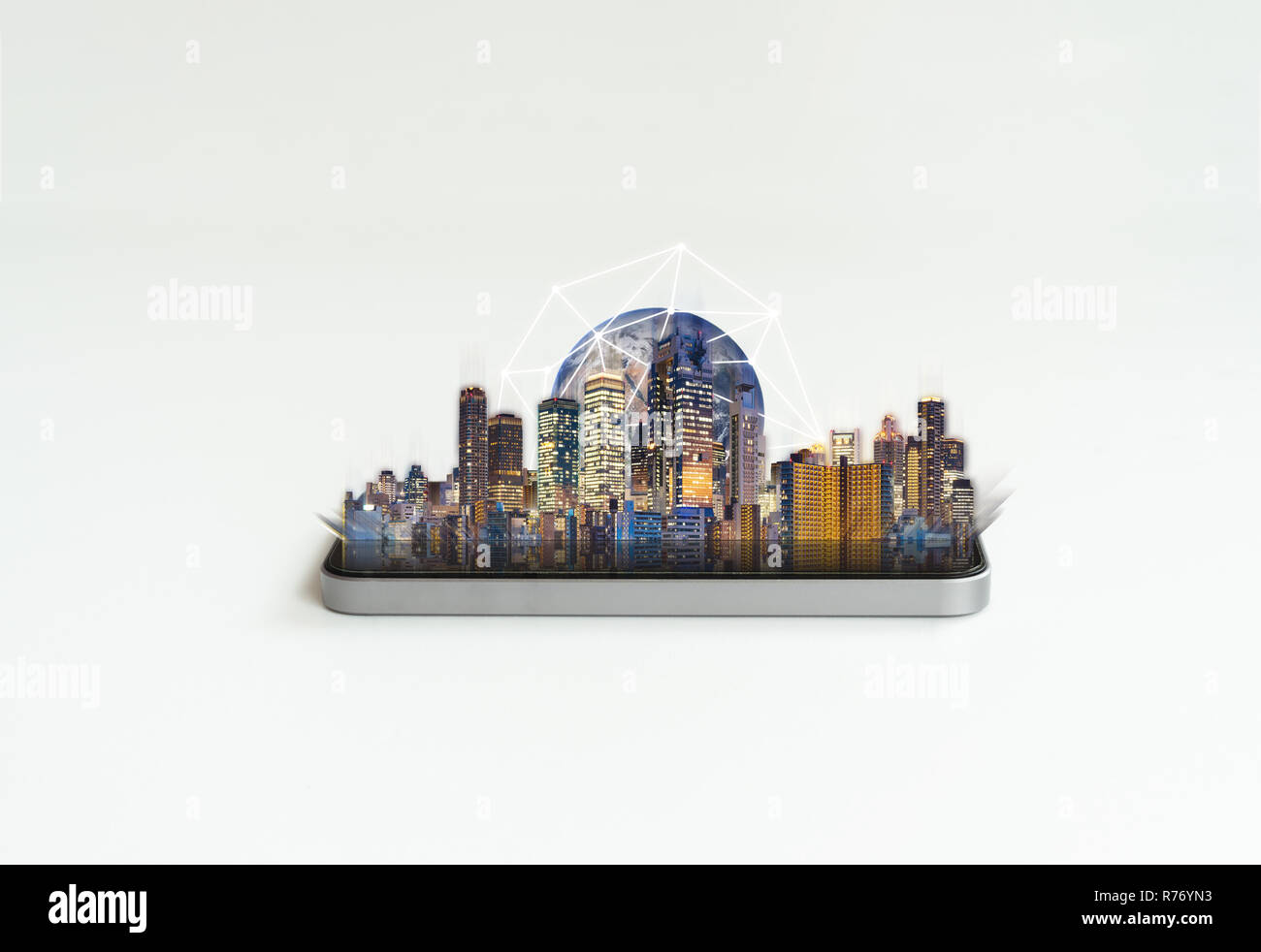 Tecnologia Smart, la tecnologia di networking e di realtà aumentata. Mobile smart phone con edifici. Elemento di questa immagine sono arredate dalla NASA Foto Stock