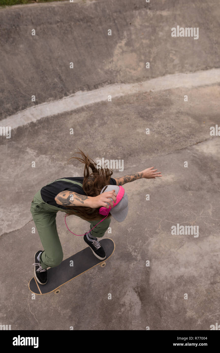 Donna in skateboard skateboard park Foto Stock
