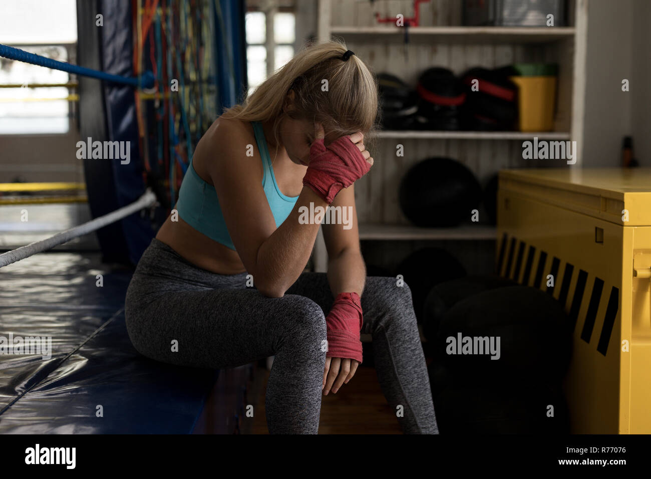 Boxer femmina rilassante nel pugilato ring a studio fitness Foto Stock