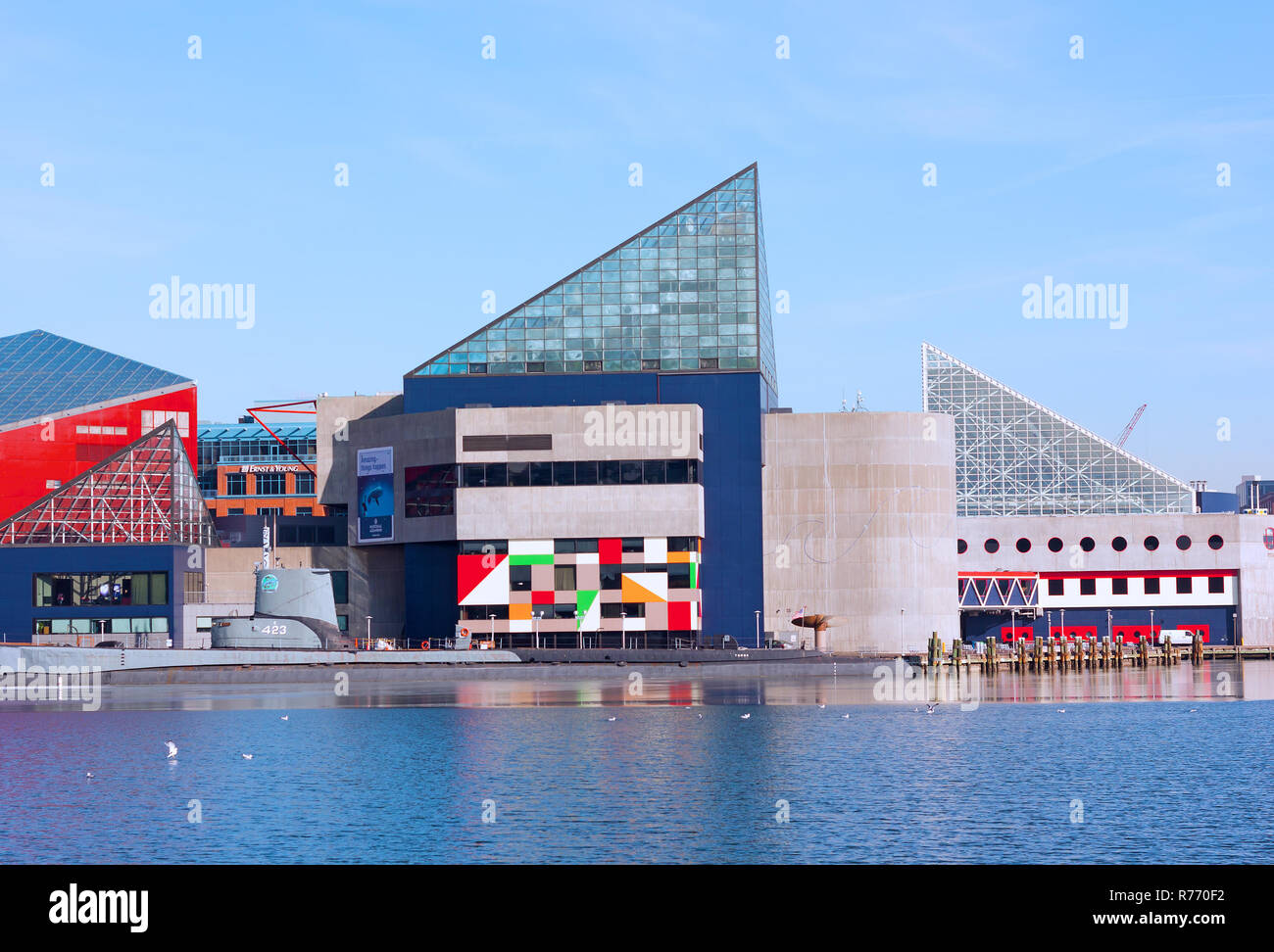 BALTIMORE, Stati Uniti d'America - 31 gennaio 2014: Acquario Nazionale e storico Torsk sottomarino al porto interno in una fredda giornata invernale con la riflessione in ghiaccio. Foto Stock