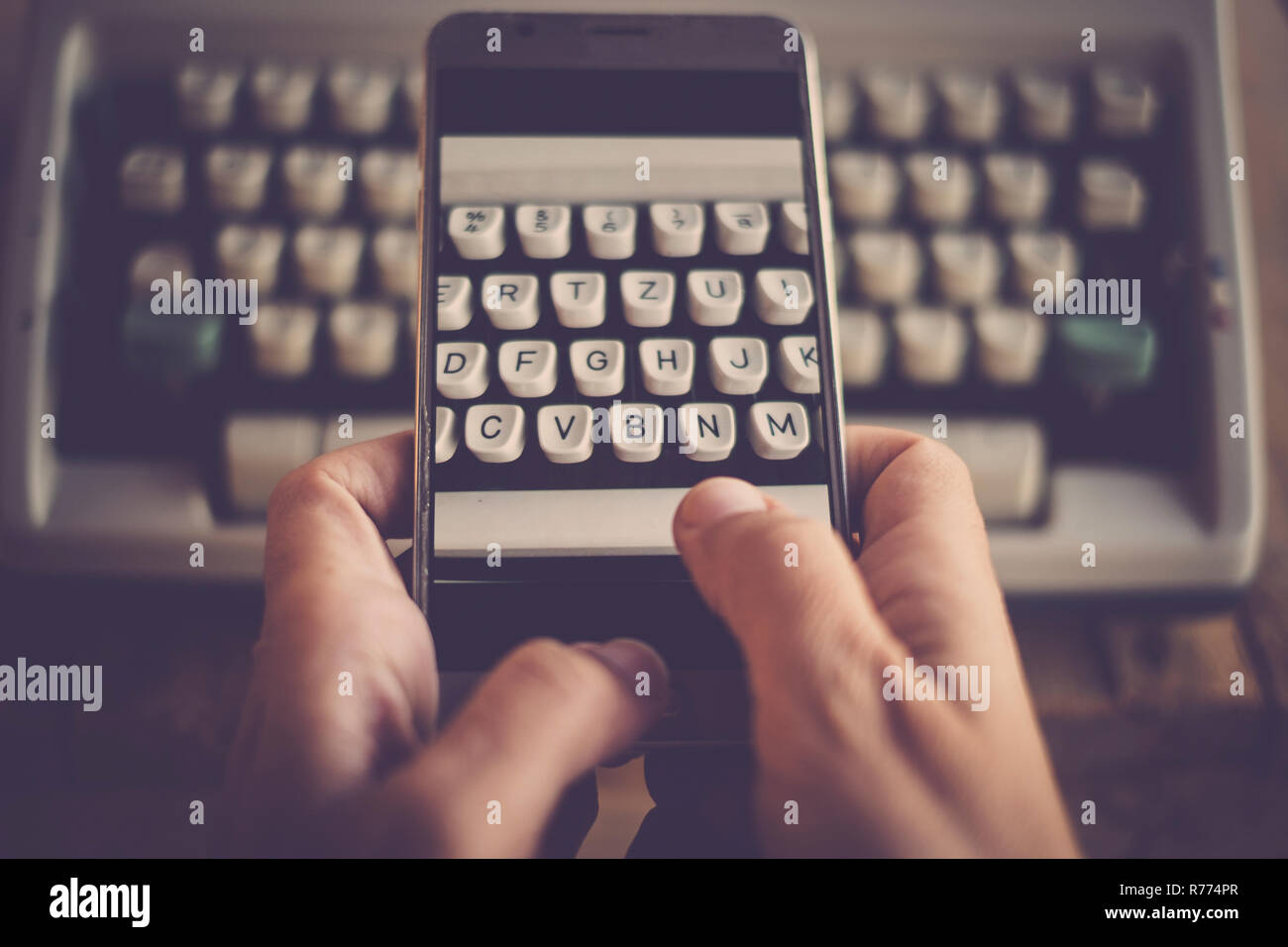 Tipo di concetto Scrivi immagine con macchina da scrivere antica e moderna telefono mobile rispetto allo stesso immagine - antica e tecnologia con lettere e il messaggio Foto Stock