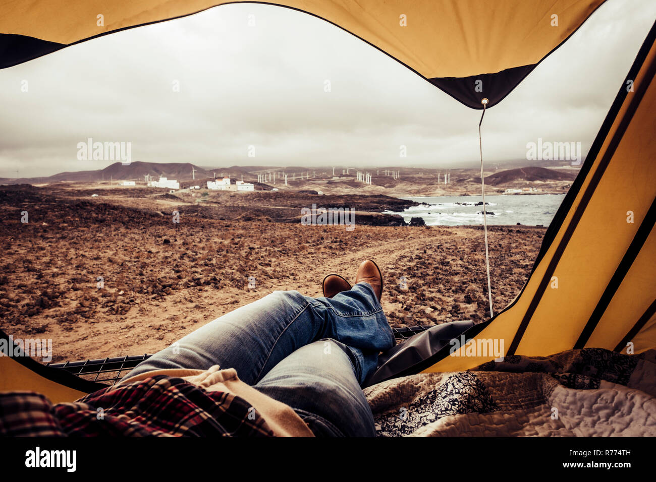 La donna appoggia all'interno di una tenda con un bellissimo paesaggio outdoor - travel amd wanderlust alternativa il concetto di stile di vita per le persone che amano la libertà e la natura Foto Stock