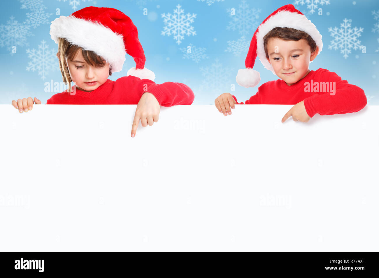 Natale Bambini bambini Babbo Natale di puntamento banner vuoto neve nevica copyspace Foto Stock