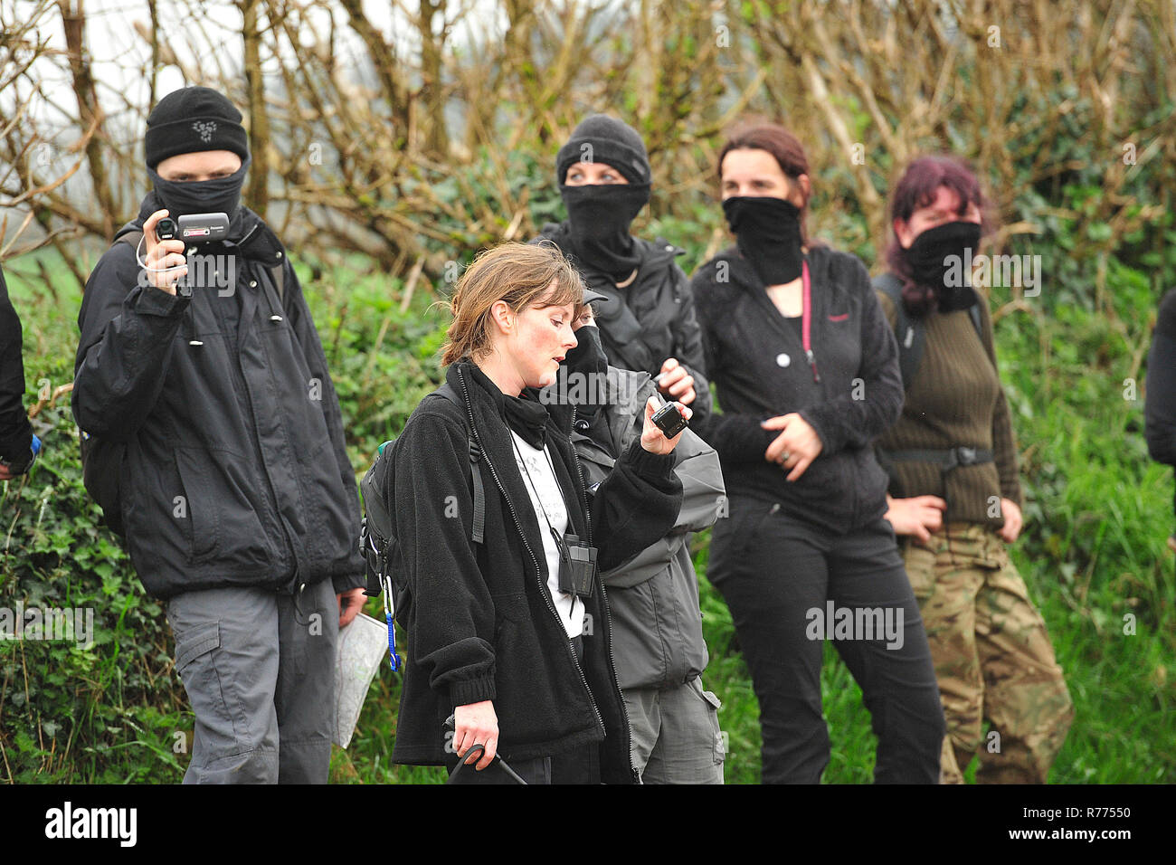 Caccia sabotatori di filmare e protestando contro una battuta di caccia Foto Stock