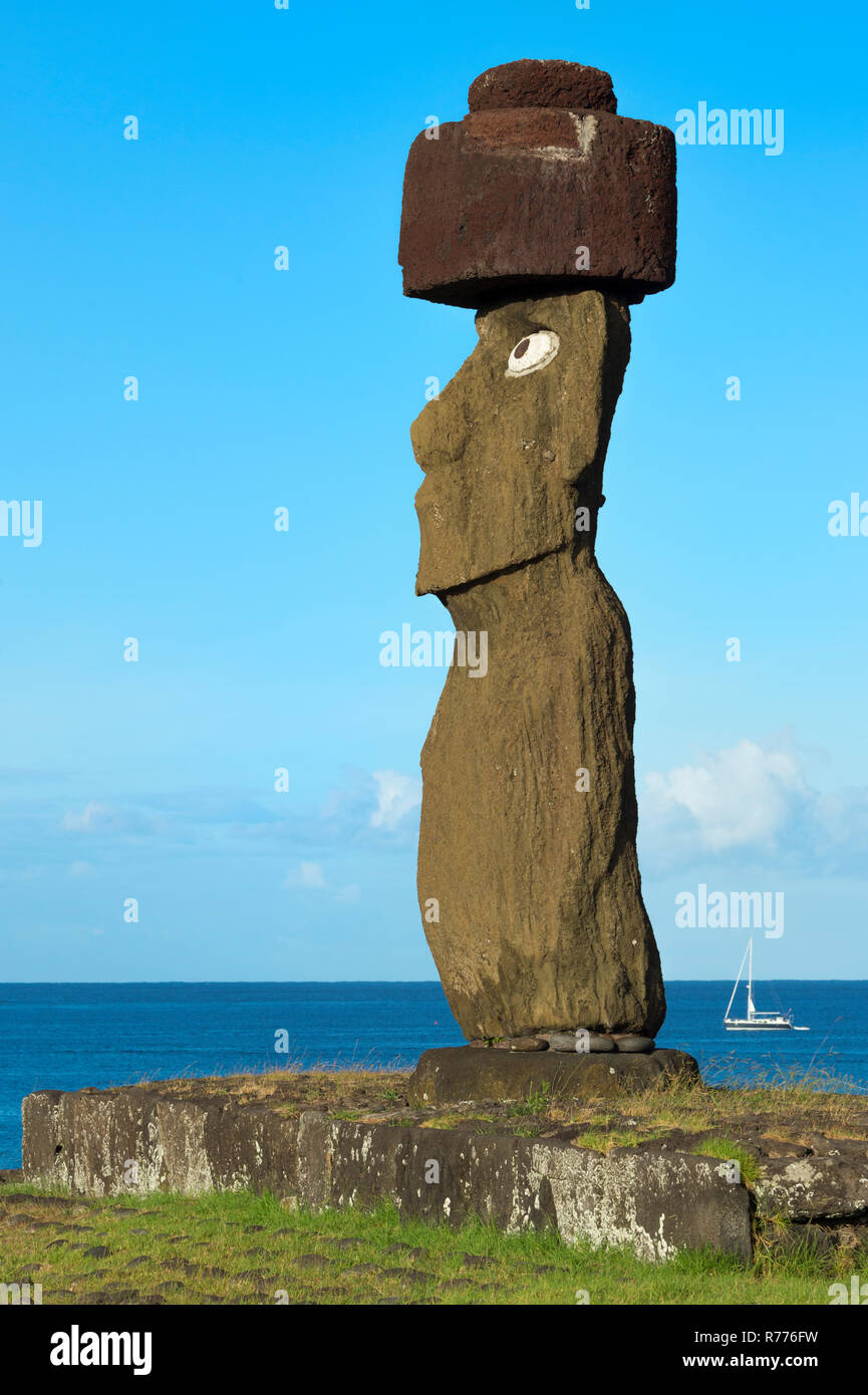 Moai indossando un Pukao topknot, Tahai complesso cerimoniale, Hanga Roa, Parco Nazionale di Rapa Nui, Patrimonio Mondiale dell Unesco Foto Stock