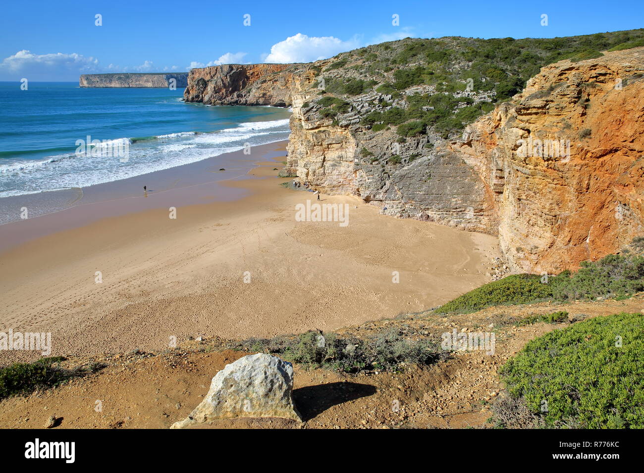 Spiaggia di Beliche tra Sagres e Cabo de Sao Vicente (St Vincent Cape), con paesaggio colorato e scogliere a picco sul mare, Sagres Algarve Foto Stock