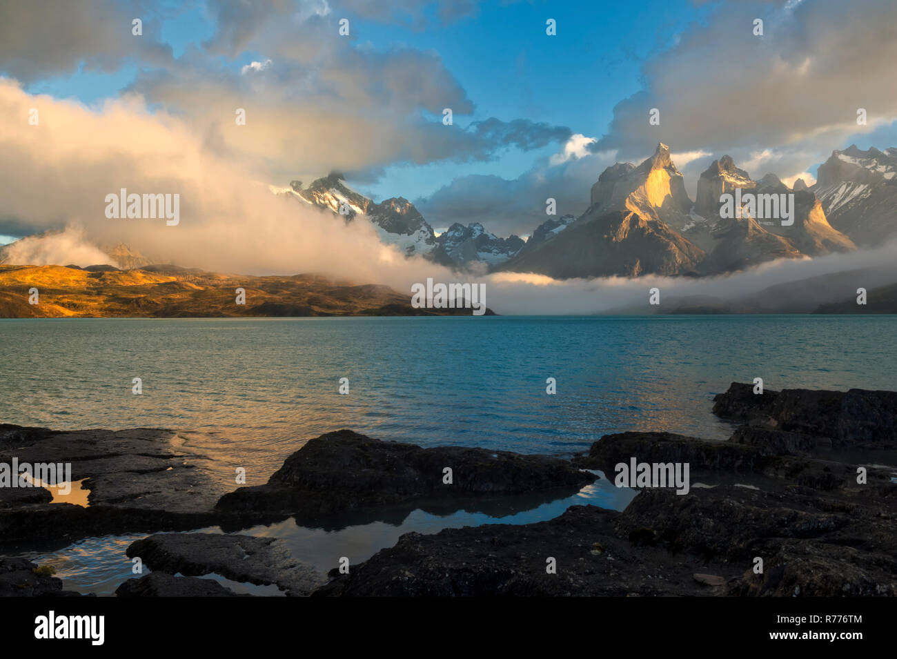 Cuernos del Paine al mattino, Lago Pehoe, Parco Nazionale di Torres del Paine Patagonia cilena, Cile Foto Stock